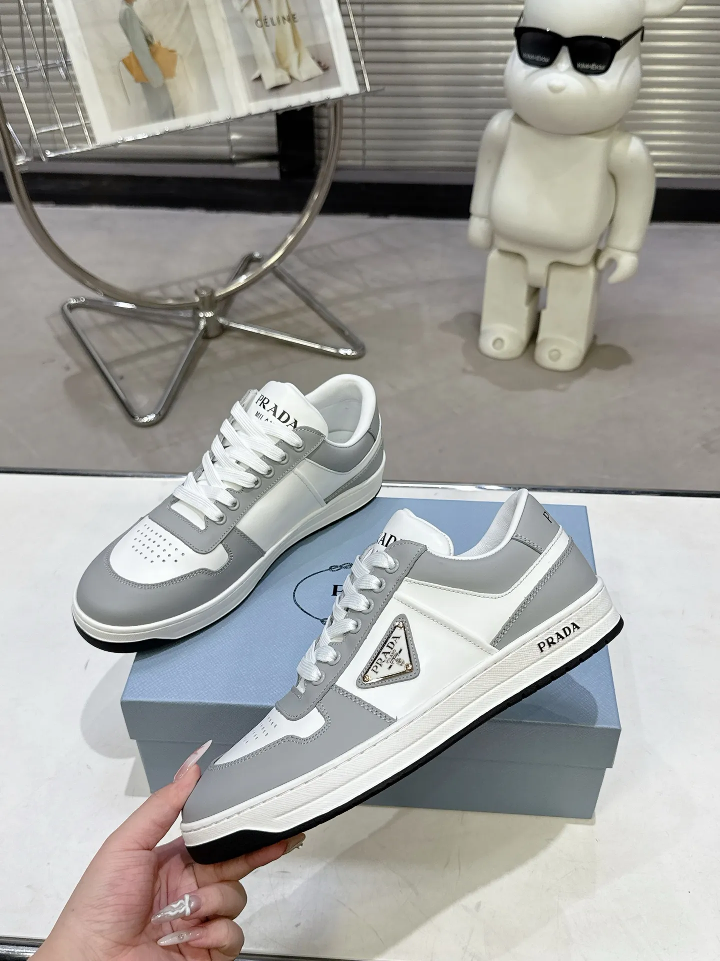 👟👟Ex-factory price 580👟👟 Couple style Prada Latest Downtown Bold series Triangle logo Casual sneakers White shoes Original purchase, development and production Downtown Bold sneakers are inspired by the basketball shoes of the 1980s, with a sporty design and exquisite details. Crafted from perforated leather, the statement platform sole provides a unique, modern style. The Prada logo is interpreted from different angles, decorated with the iconic enameled triangular metal logo, highlighting the unique classic style. Exquisite packaging at the delivery counter🛍📦 ▪️Fabric: Original custom imported first-layer cowhide ▪️Lining: Original imported soft sheepskin ▪️Outsole: Original open-molded rubber bottom material ▪️Size: Women's 35-40 Men's 39-45